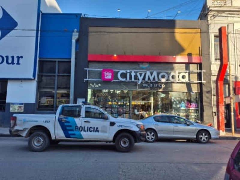 Un joven de 16 rob en dos bazares y agredi a una mujer